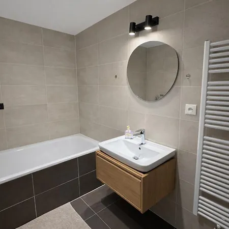 Stylish With Private Hot Tub & Terrace براغ